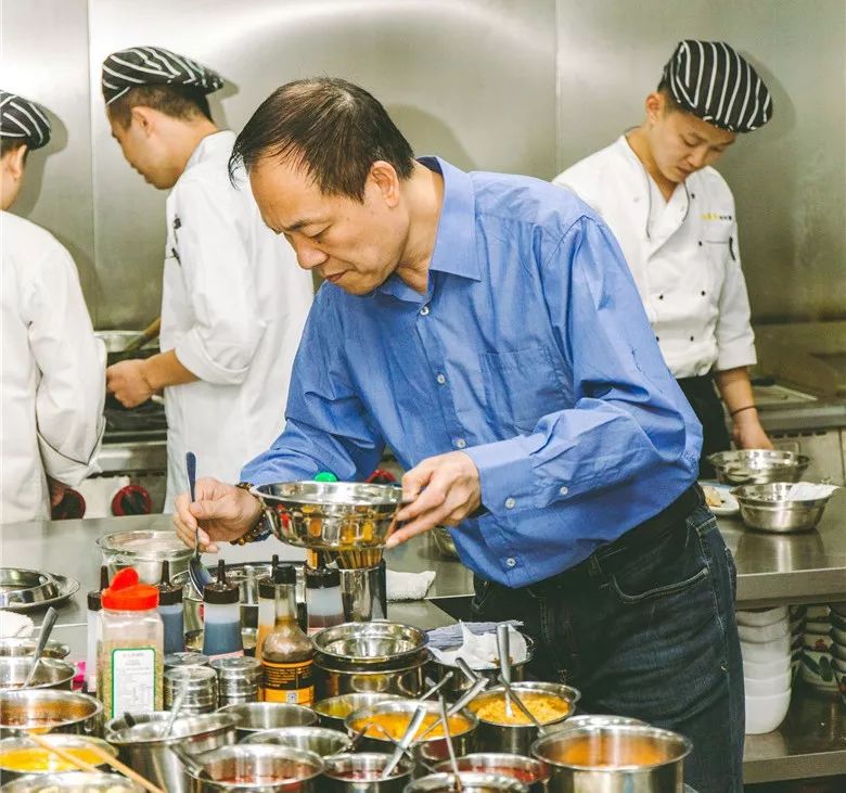 做了40年茶餐厅的兄弟俩，在人广又开了家「宝藏茶冰室」，刚开就爆了