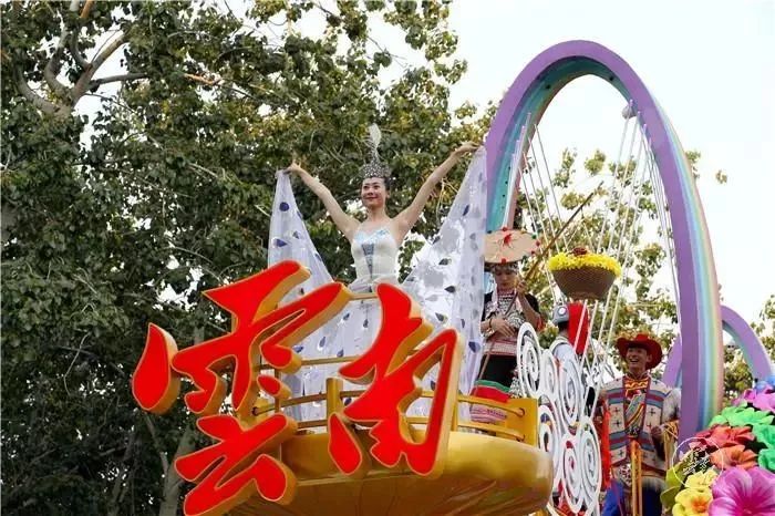 国庆七彩云南彩车,2019年国庆彩车寓意