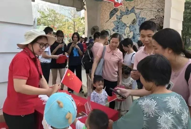 假日中一道靓丽的风景,假日里那个忙碌的身影