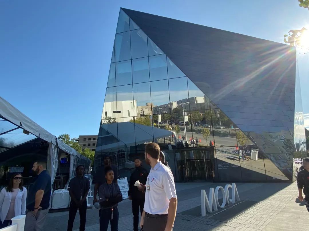 凤凰艺术的展评,凤凰艺术刘老师