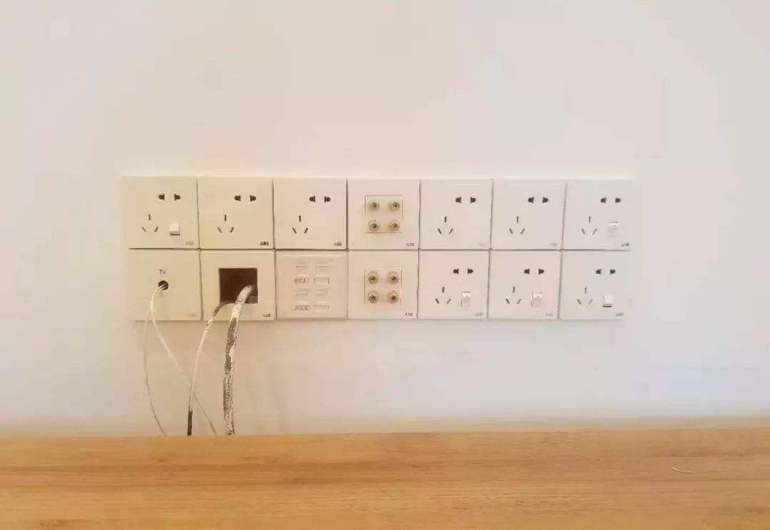 客厅没窗户没有阳光,客厅没有窗户一点采光都没有