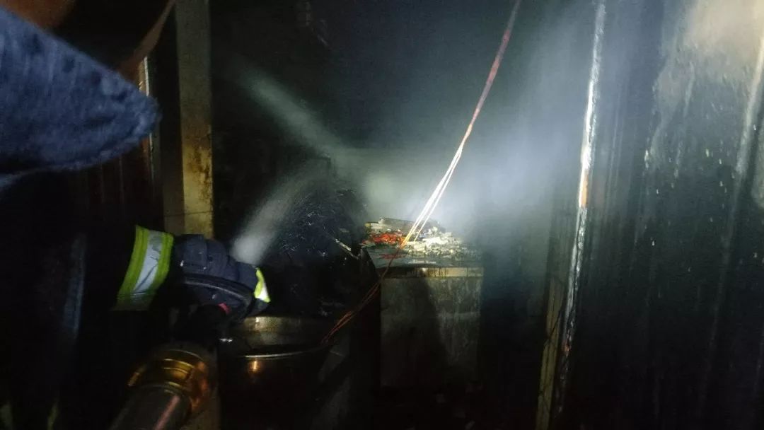 清晨烧烤店着火视频,烧烤店烟囱火灾怎么处理