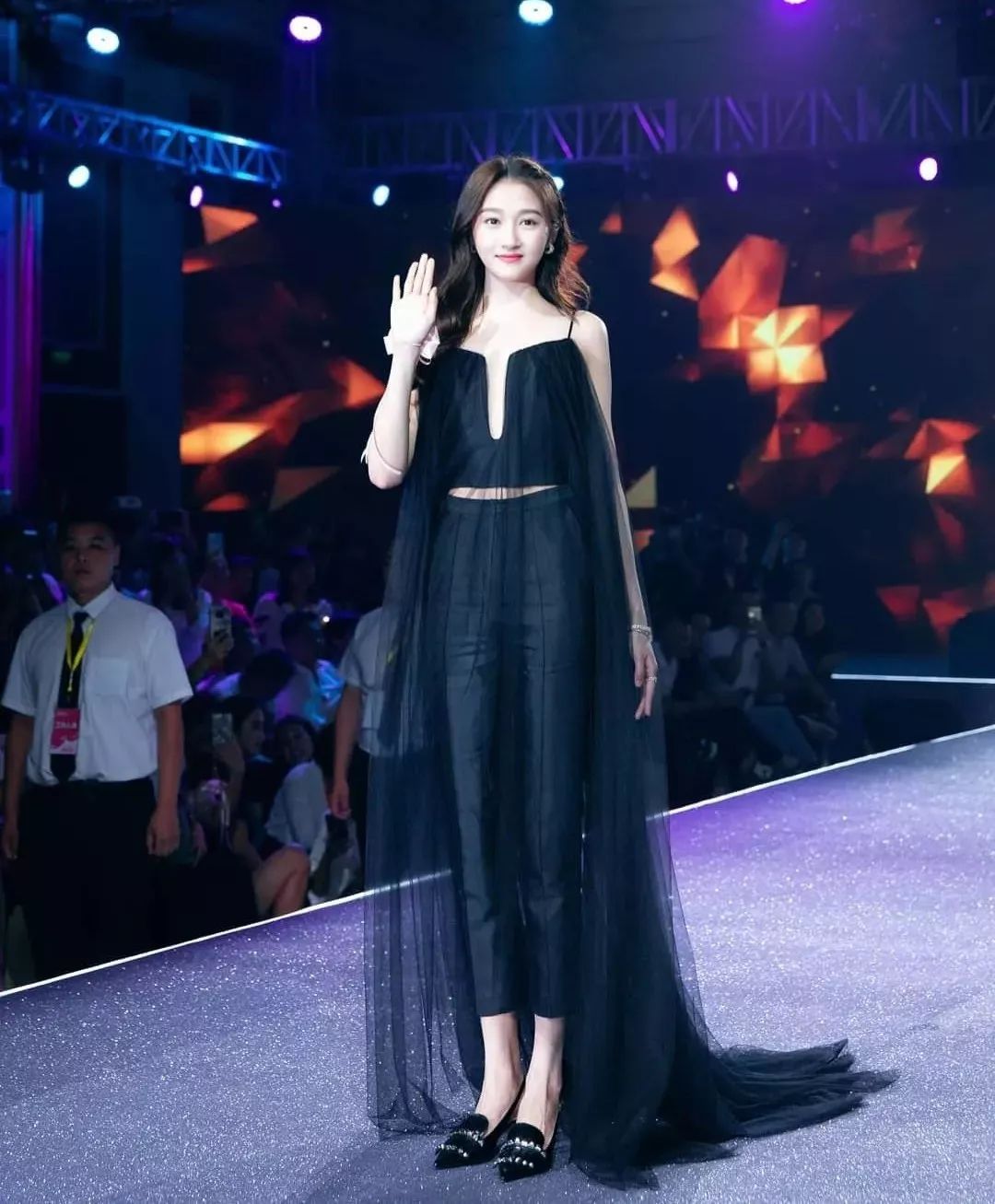 骨架大高个子女生怎么穿搭,肩宽骨架大胖妹妹怎么穿