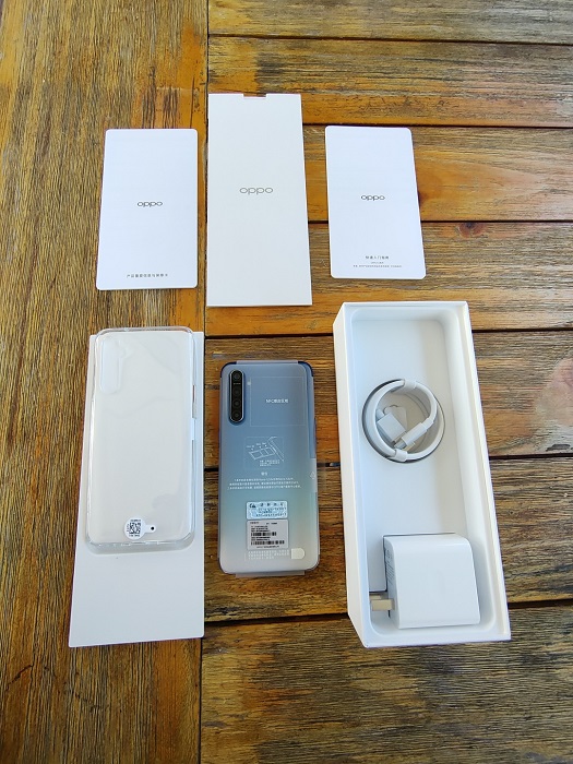 OPPOK5开箱上手:6400万超清四摄+30W闪充赛博金属意外好看