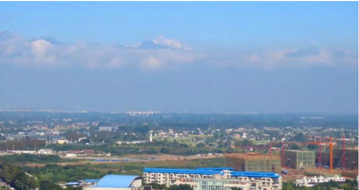雨后天空现雪山美景,白色天际线图片