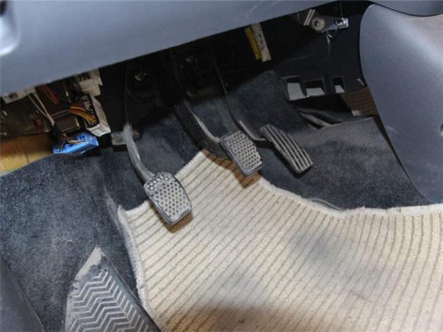 油门卡死是什么原因造成的,油门卡住正确方法