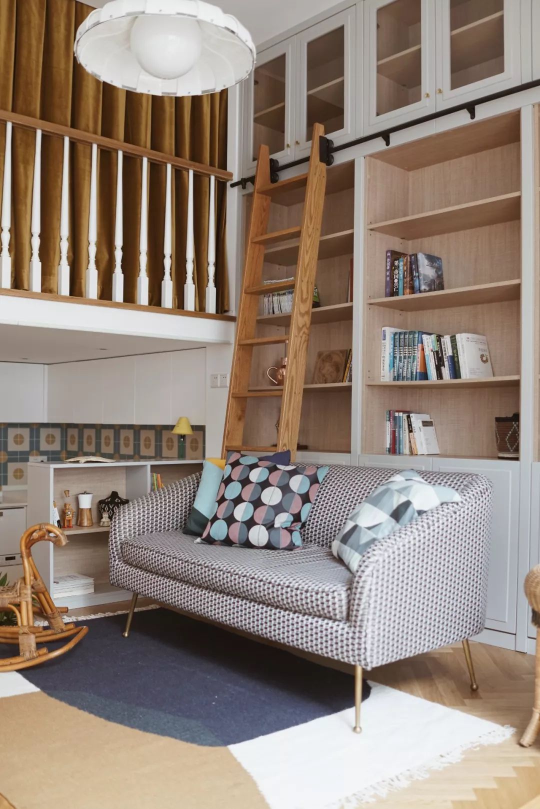 她买下32㎡上海老旧学区房，为女儿打造小桃园，还有20㎡超舒适大庭院