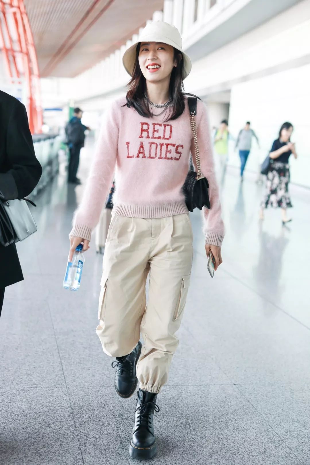 2022秋冬女明星马丁靴穿搭,女明星卡其色风衣搭配马丁靴图片