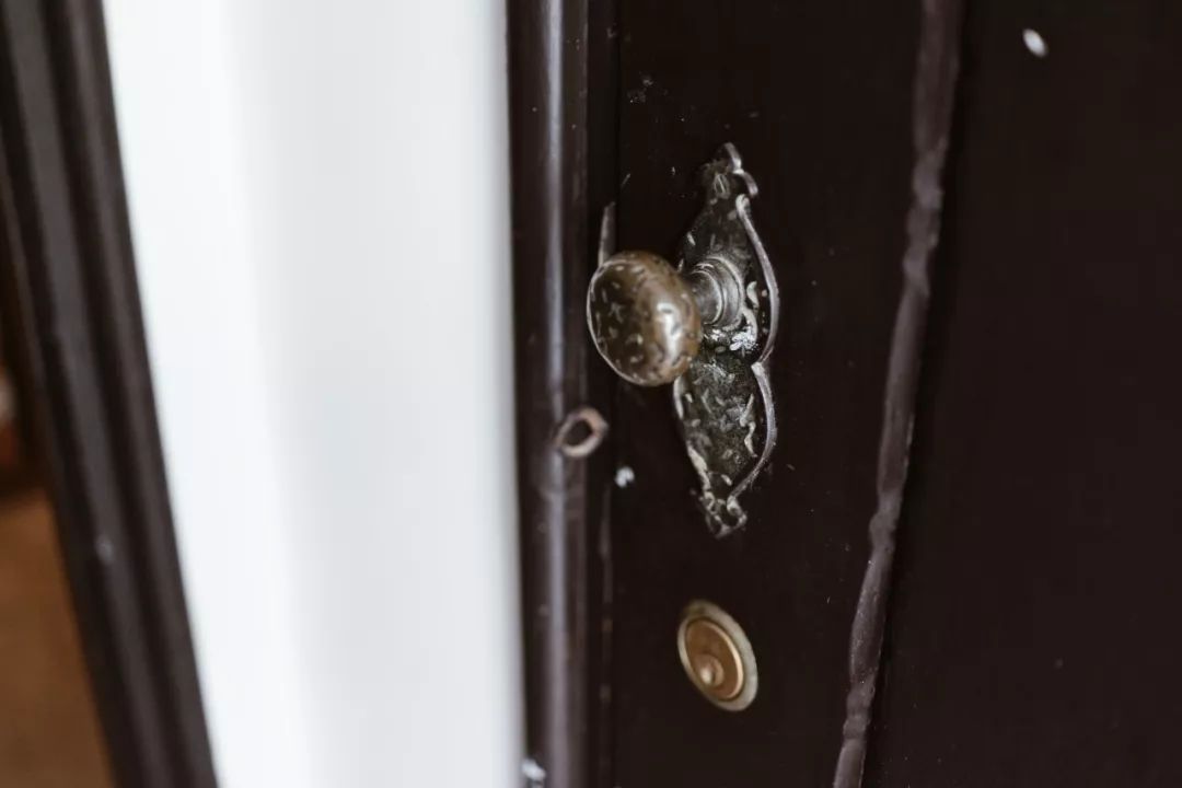 她买下32㎡上海老旧学区房，为女儿打造小桃园，还有20㎡超舒适大庭院