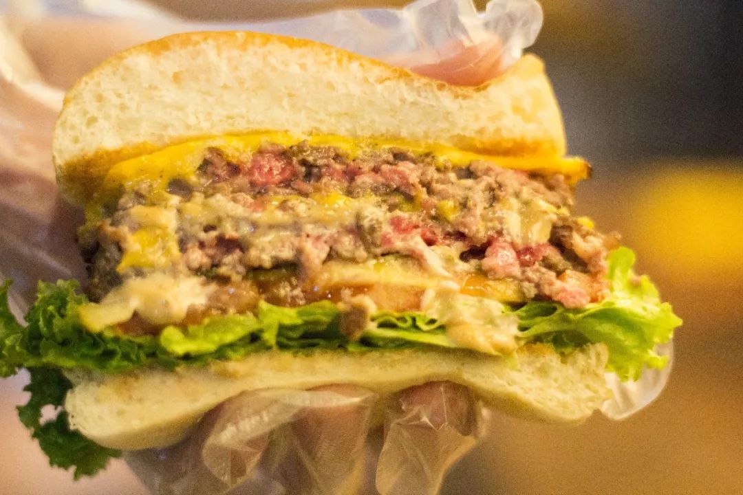 这个温州男孩做的汉堡“叫板”全球数一数二的汉堡品牌!还把店从法国开到了杭州……