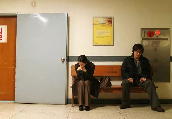 “除夕夜前，她生下一名死婴”：如果人生太难，就去妇产科看看