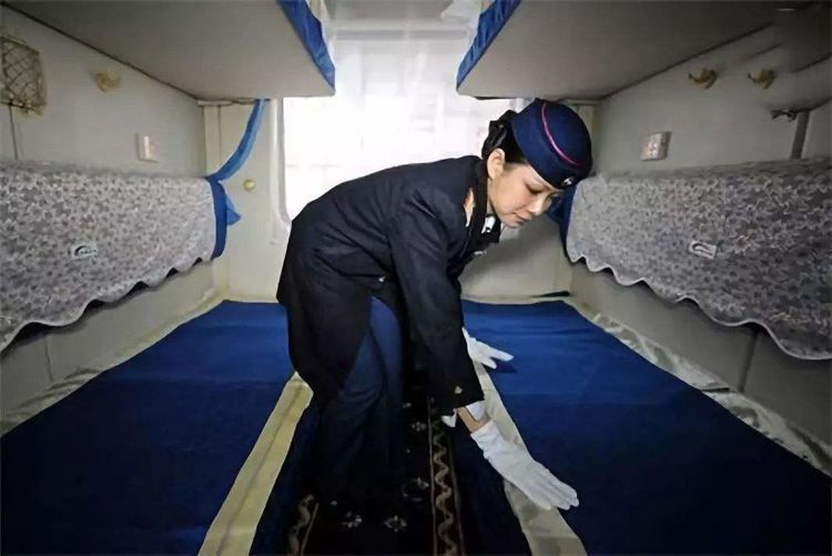 在火车上要改卧铺怎么跟乘务员说,火车卧铺乘务员为什么要收取车票