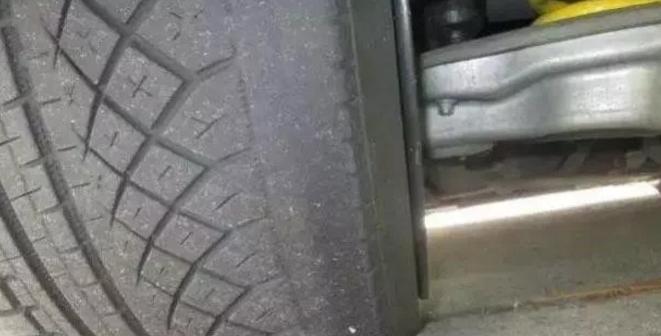 容易引起爆胎的停车方式,120码高速路车爆胎如何自救