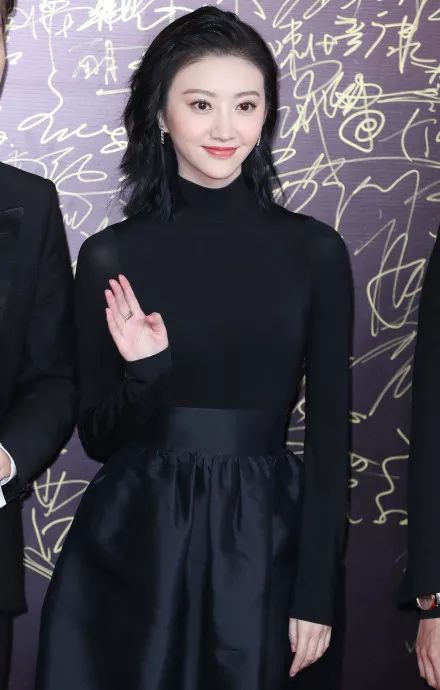 人间富贵花的颜值变化,被人夸人间富贵花回复什么更美