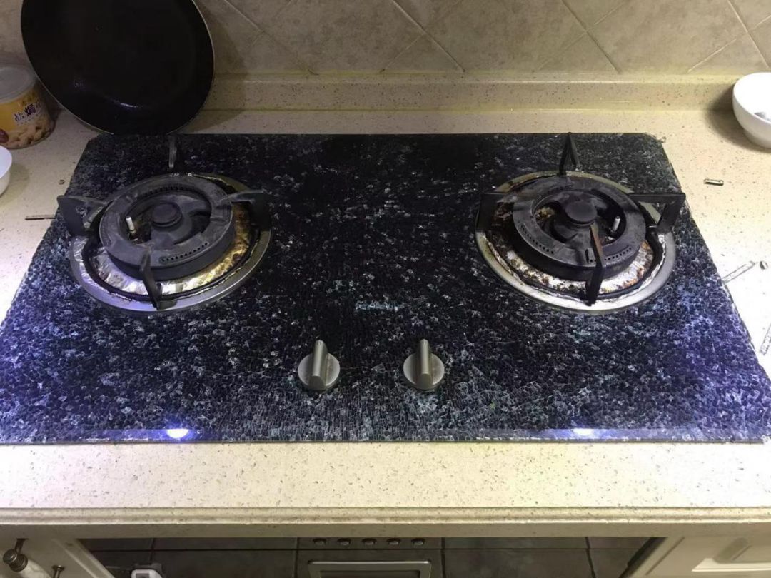 做饭过程中，燃气灶玻璃面板突然炸裂......老板电器：存在自爆几率，不是质量问题