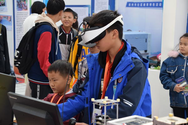 无人机编队、火箭模型发射、剪纸书签……2000余名郑州小创客玩转科创世界