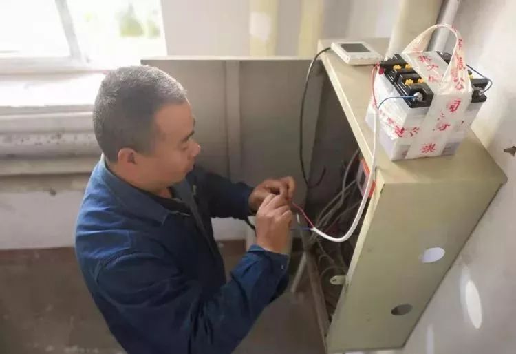 你的家里温暖如春，你可知这个城市有一群暖男在为你抵御寒冬