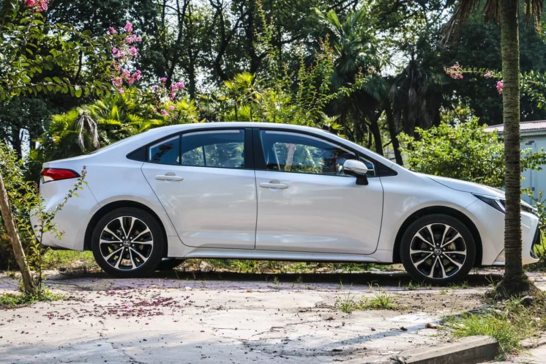 一公里不到五毛钱，油耗就是那么低！安全配置贼好用！90后帅哥警察的第二辆车，是这样个性又时尚的雷凌