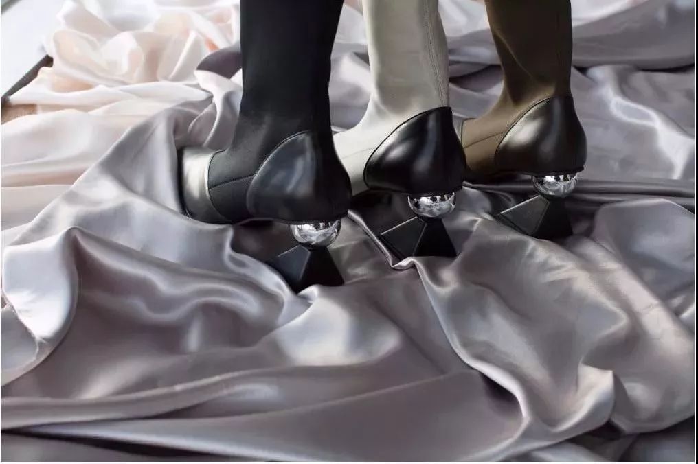 看中一个包包看了很久还是喜欢,看上了一款新款包包