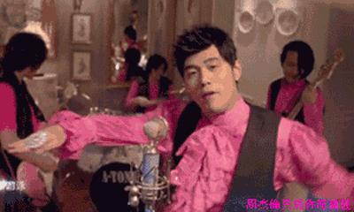 今年秋冬最流行的四双鞋,初春穿这4双鞋子经典又时髦