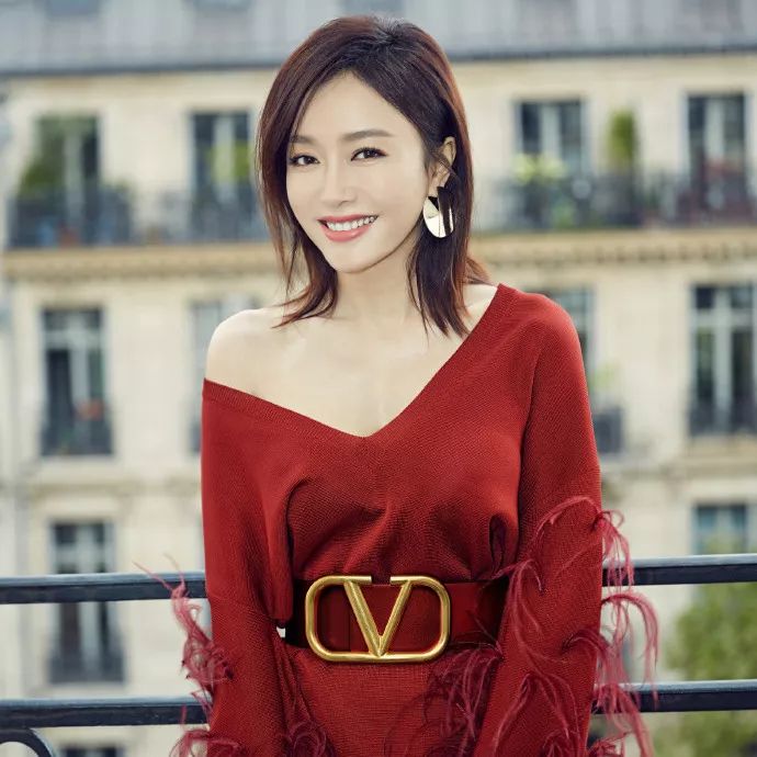 低胸≠暴露！或许你与性感女神只差一件V领的距离