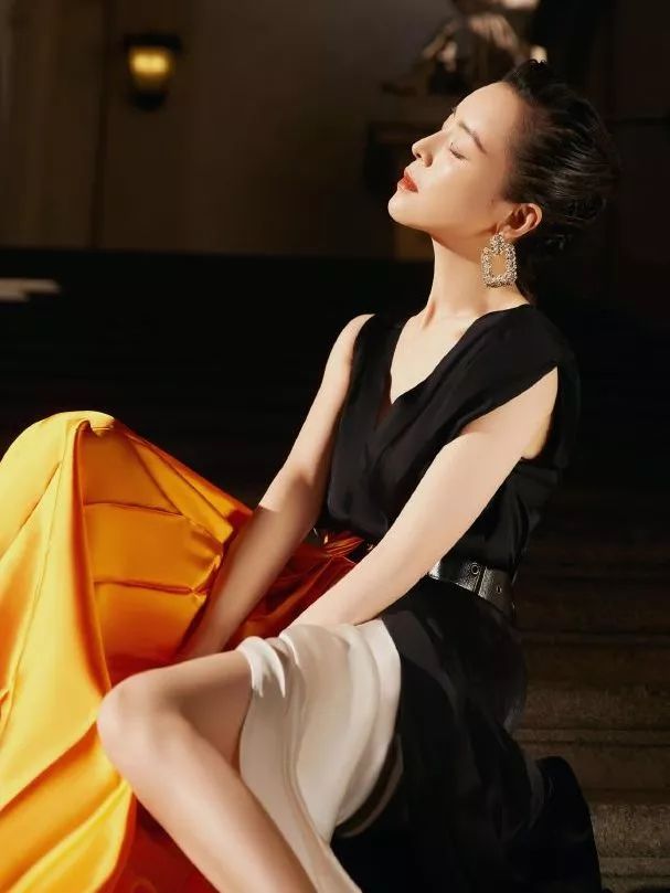 低胸≠暴露！或许你与性感女神只差一件V领的距离