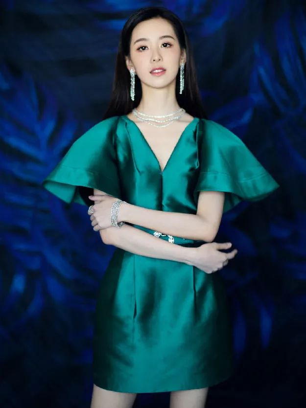 低胸≠暴露!或许你与性感女神只差一件V领的距离