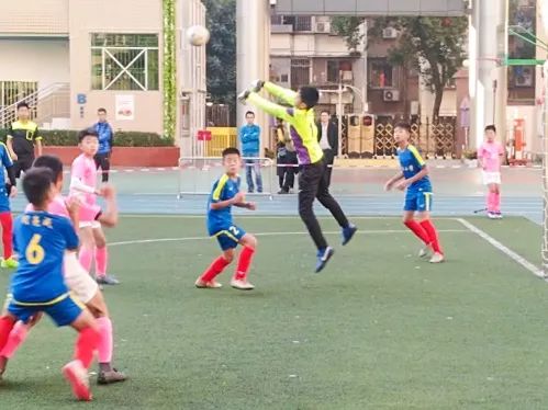 足球夺冠捧杯超燃瞬间,双双夺取冠军