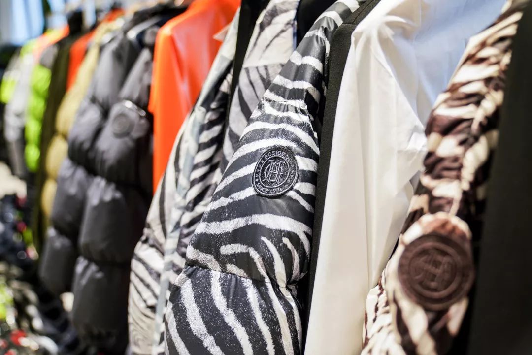 李宇春最新短款羽绒服,李宇春同款羽绒服长款