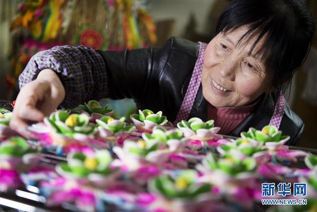 “秦东巧娘”李金贤巧手捏出新生活