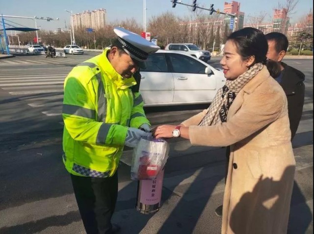 寒冷冬天好心人为警察送奶茶,送给交警叔叔的爱心礼物