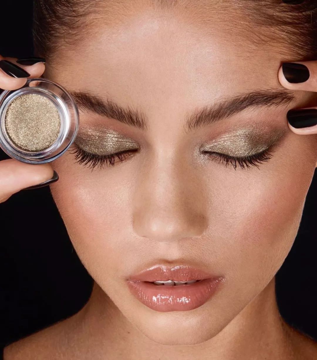 在李纯的高铁化妆视频里,我发现了女明星画眼影的新潮流