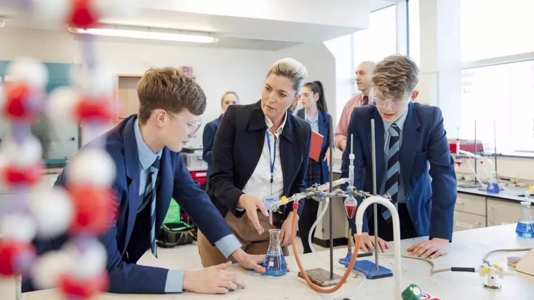 上海妈妈放弃重点中学，送孩子留学英国，网友们怼起来了