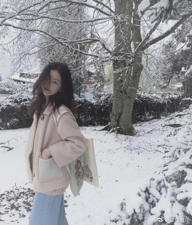 李嫣近照五官气质超像王菲,李嫣晒美照浓妆艳抹气场十足