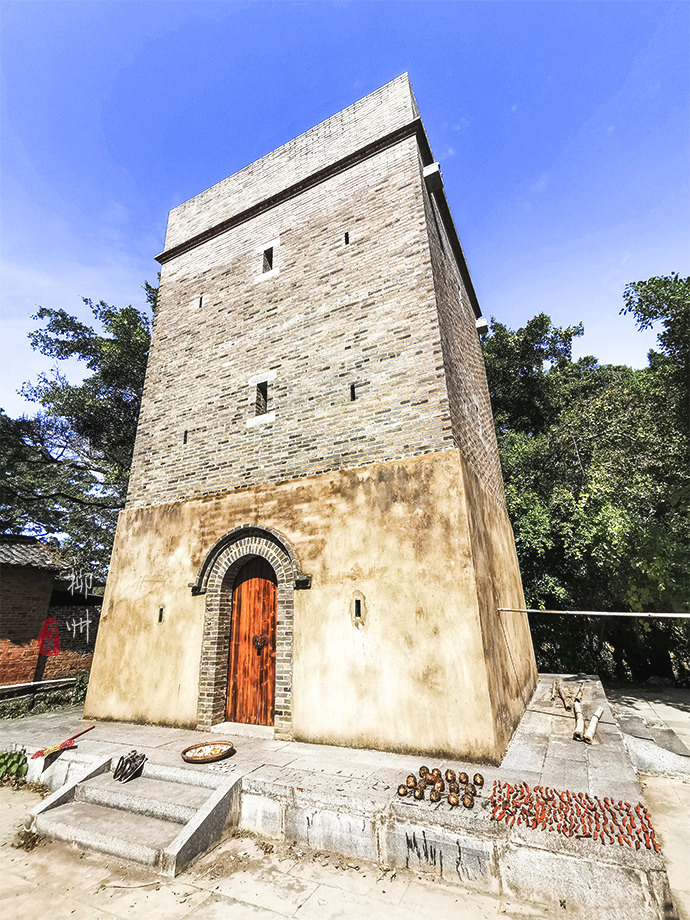 这个古镇好奇怪，门前放元宝，商号大门开洞，城隍爷与关二爷作伴