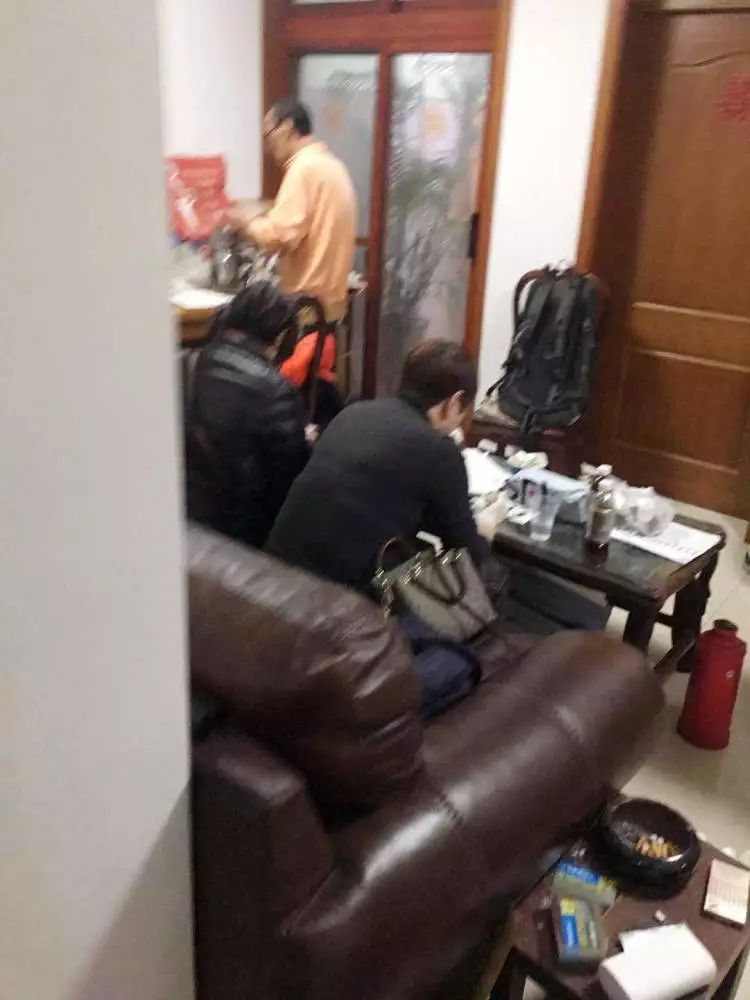 厨房台面全是污渍,厨房满是油渍的视频