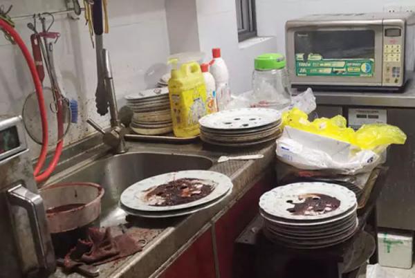 整个加工厨房全是血渍和污渍！胎盘直接烘干制成胶囊出售，隔着屏幕看吐了