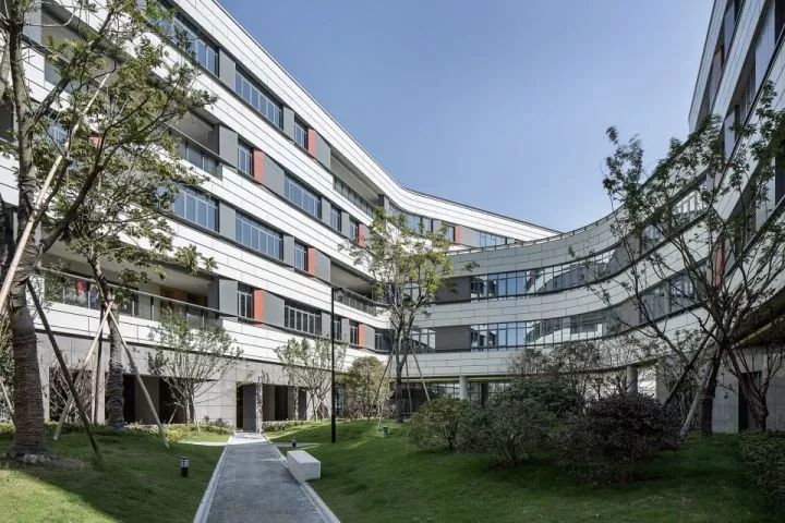 拒绝“千校一律”,浙大教院附中完成漂浮立体校园