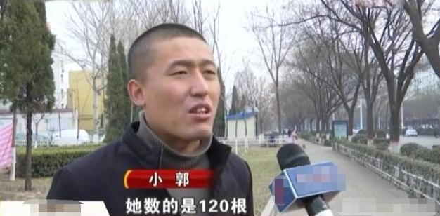 女子脚上拔出黑刺,女子脚底被一根刺扎伤了