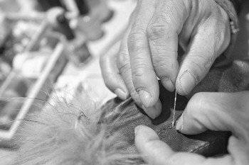 记者蹲点都市修补匠人:真假LV一摸便知从地摊货到奢饰品修护