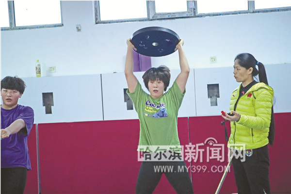 冰城“铁娘子”马海艳30个跤娃一个妈