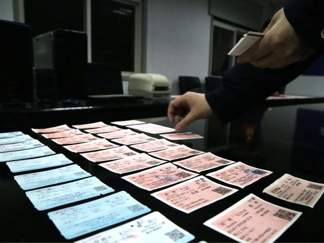 警方查获假火车票 (铁路警方破获制作假火车票窝点)