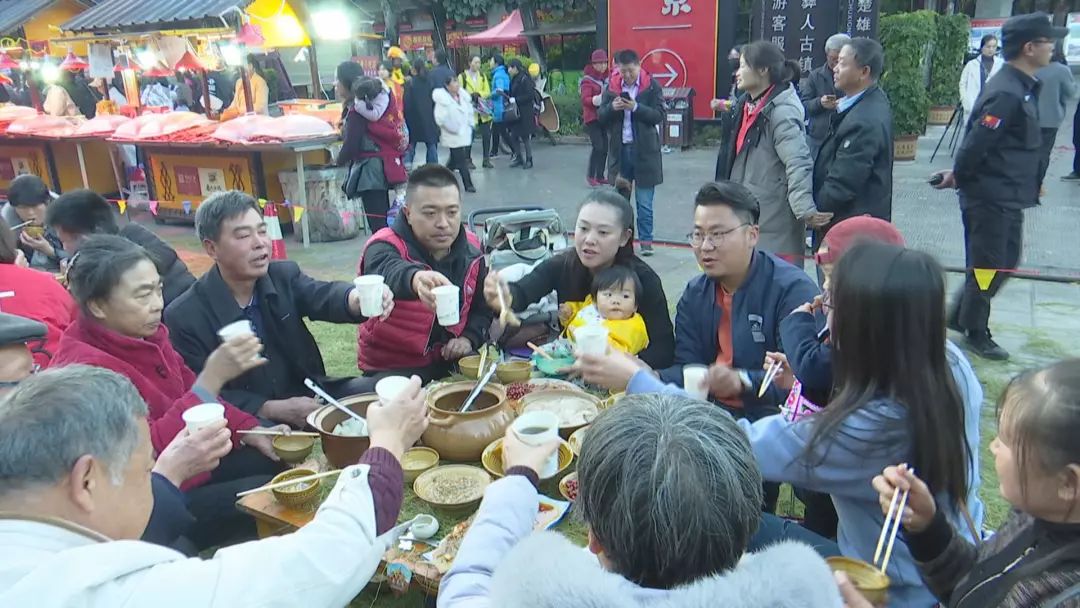 万人彝家儿女欢聚一堂,十月新年彝家儿女载歌载舞