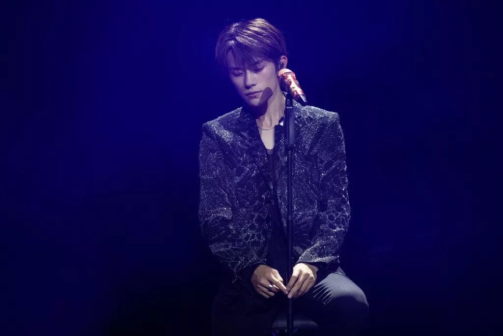 易烊千玺送阿玛尼 (易烊千玺送粉丝的阿玛尼是什么)