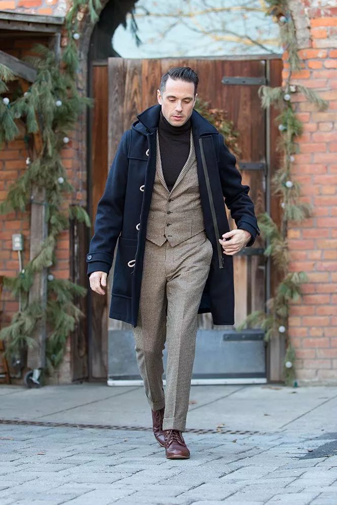 每次坐下牛仔裙后面都出现褶皱,坐下时衬衫扣子翘起