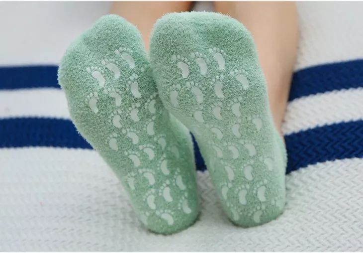 呵护手足|戴手套=精油SPA？还不耽误玩手机？30分钟急救手膜足膜，死皮老茧全消失，让你从头嫩到脚