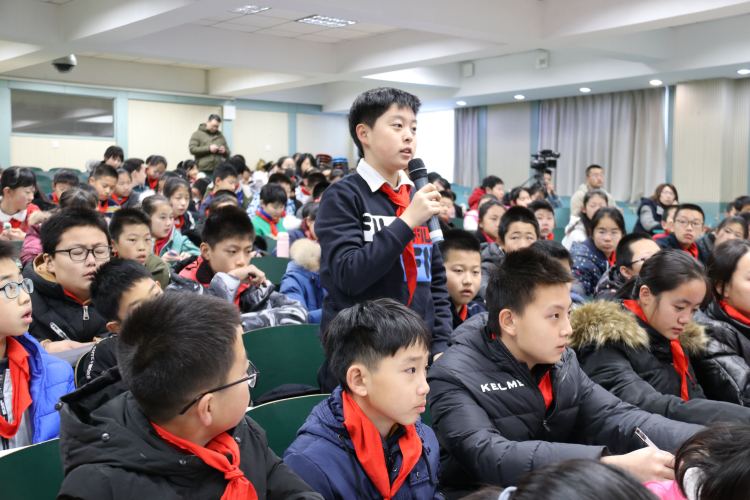 用神奇的魔法造梦七彩童年，青岛市实验小学举办庆元旦庆活动