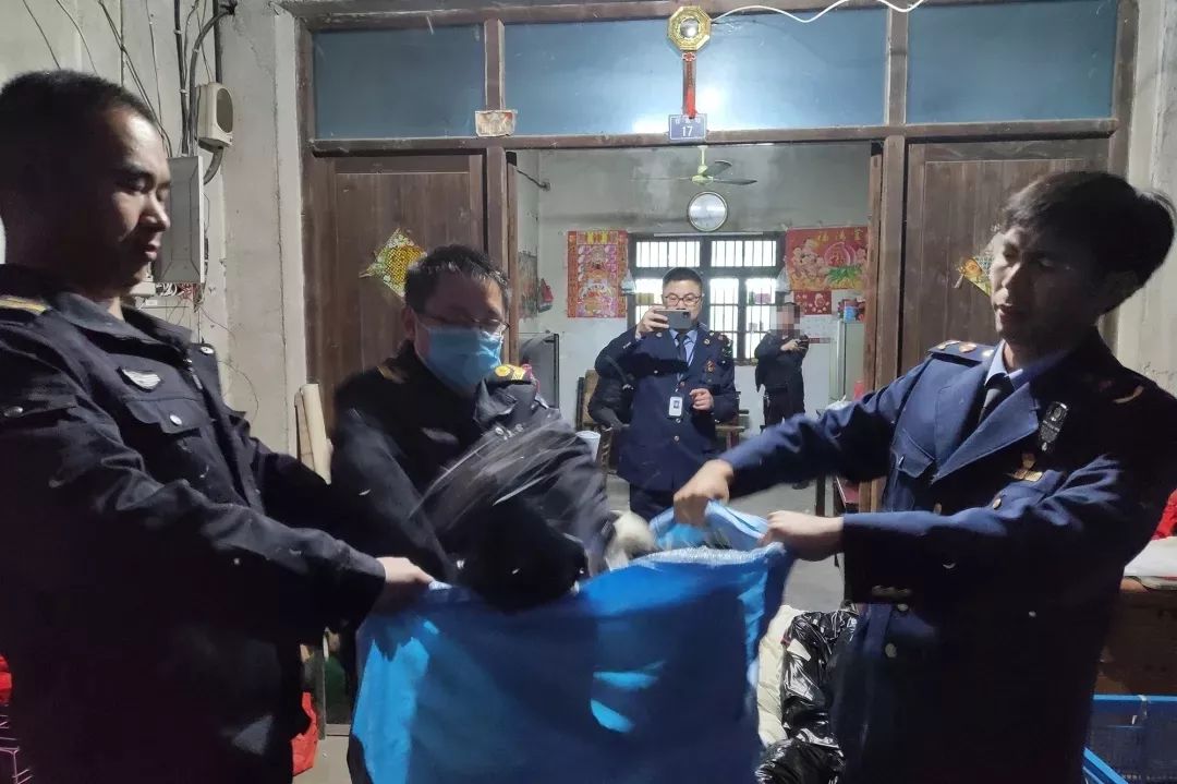 平湖羽绒服假货事件,浙江嘉兴平湖假羽绒服