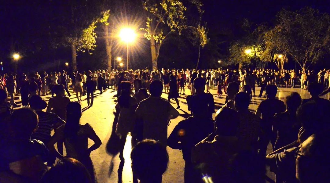 老汉破口大骂完整版,怒怼广场舞大妈解气时刻