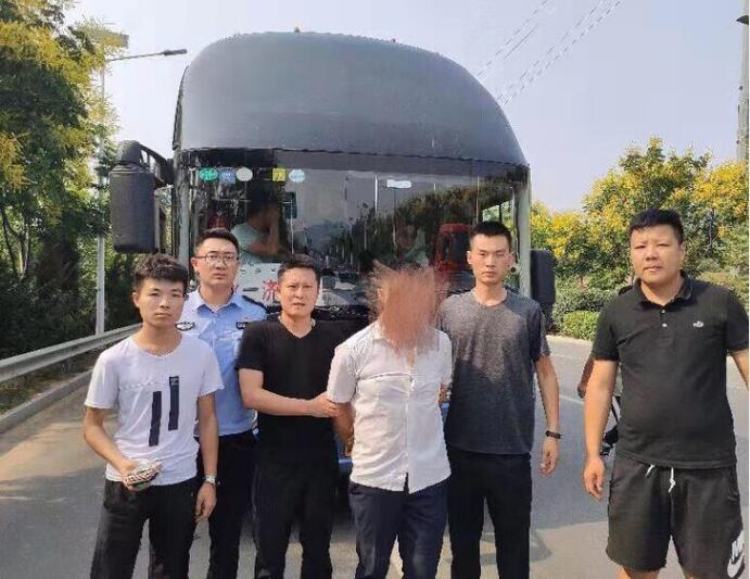 蒙面男子半夜挨家挨户溜门撬锁,半夜男子撬锁